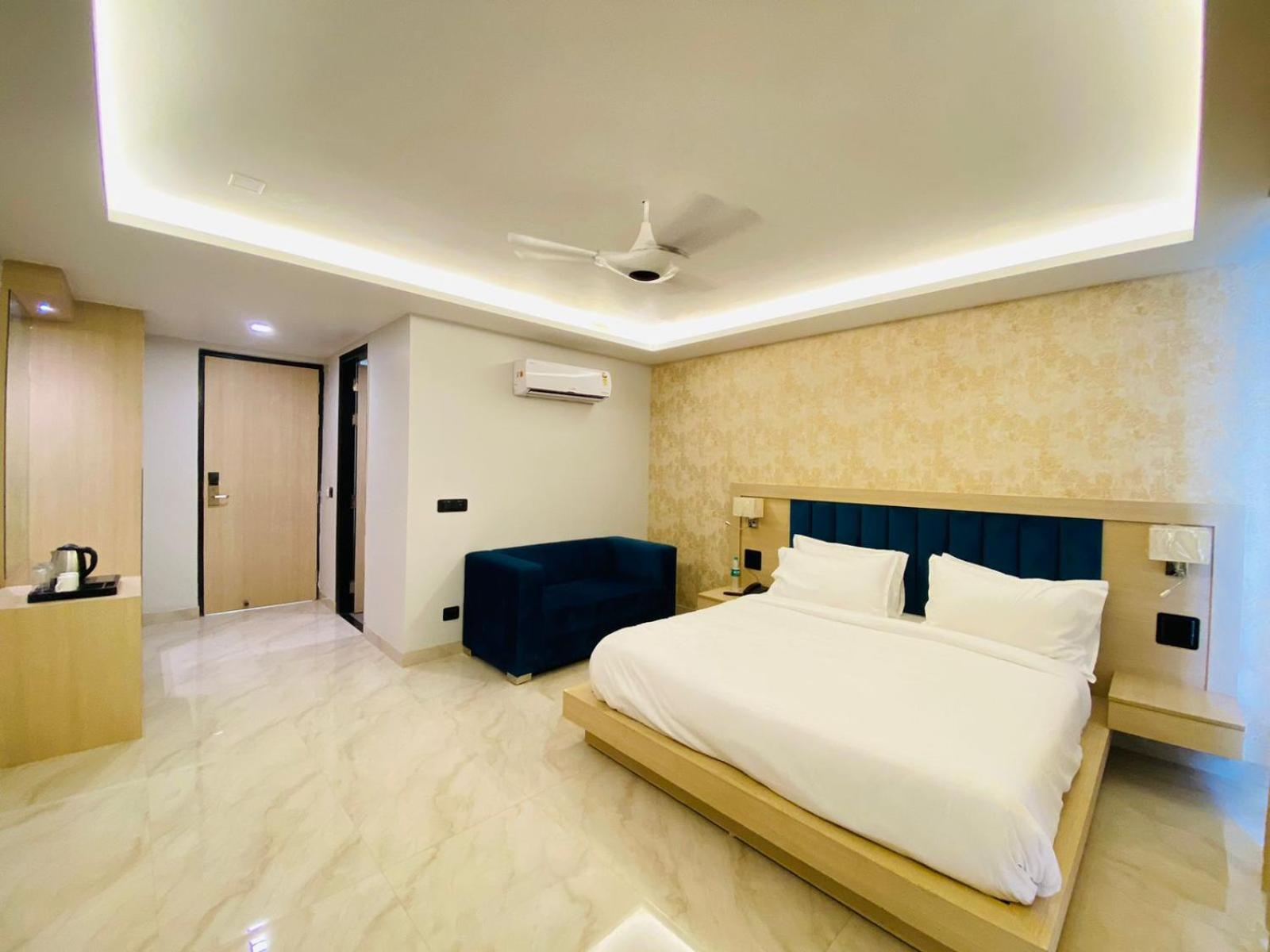 Hotel Holiday Grand Greater Noida Exterior foto