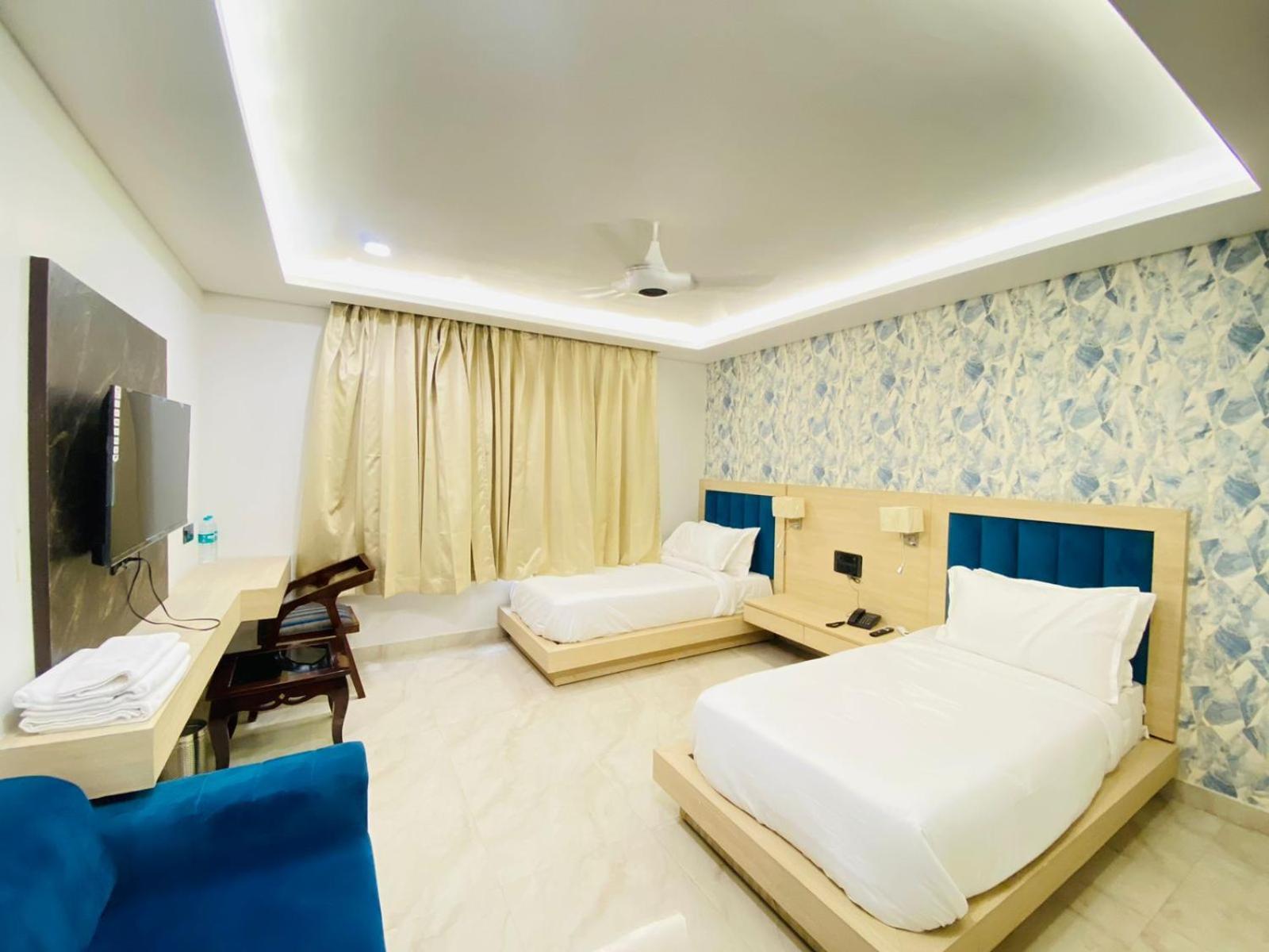 Hotel Holiday Grand Greater Noida Exterior foto
