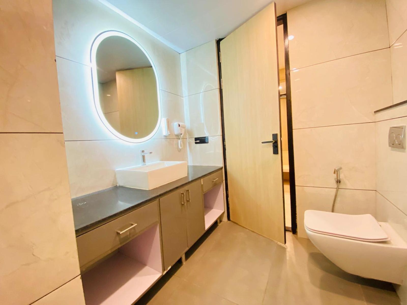 Hotel Holiday Grand Greater Noida Exterior foto